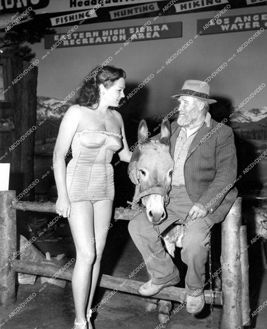 crp-19040 1952 beautiful Dorothy Ford w Death Valley hermit Louis Blum & Shorty the mule crp-19040