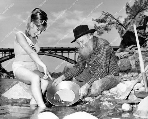 crp-19054 1967 California State Fair model cutie Gwen Barham w prospector Ray Dorer pan for gold crp-19054