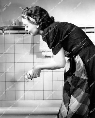 crp-19065 circa 1935 unknown actress or model making a bubble bath crp-19065