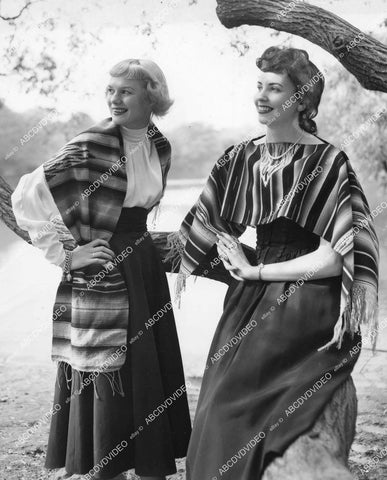 crp-19074 1949 models Sunny Evans & Kay Farrell in Mexican motif fashion crp-19074
