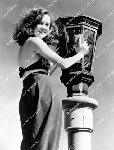crp-19084 1943 Shirley Saunders helps remove blackout paint from lamp posts Miami Beach Fla crp-19084