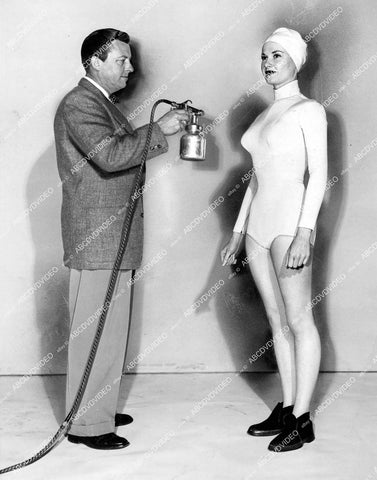 crp-19086 1952 makeup master Wally Westmore sprays beautiful Ann Robinson w body paint for classic sci-fi film War of the Worlds crp-19086