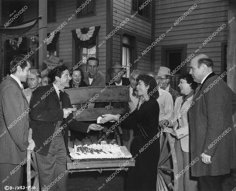 crp-02070 1954 candid Donna Reed gets Birthday cake from Dana Andrews & crew on set film Three Hours to Kill crp-02070