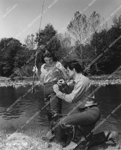 crp-02088 1953 candid Rock Hudson, Donna Reed do some fishing Oak Creek Ariz on location film Gun Fury crp-02088