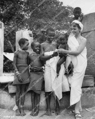 crp-02094 1956 Donna Reed w some African kids on location film Beyond Mombasa crp-02094