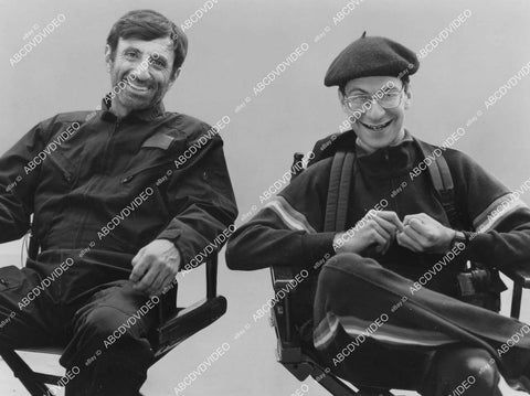 crp-02226 1987 candid Jamie Farr, Eddie Deezen relax on set film Happy Hour crp-02226