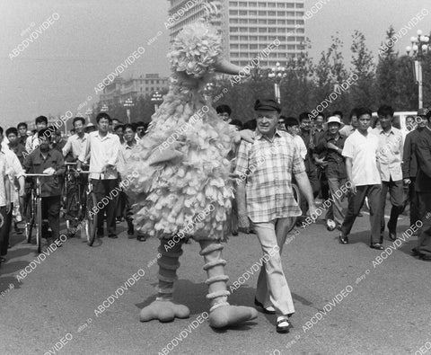 crp-02308 1979 Bob Hope & Big Bird of Sesame Street walk through Peking TV The Road to China crp-02308