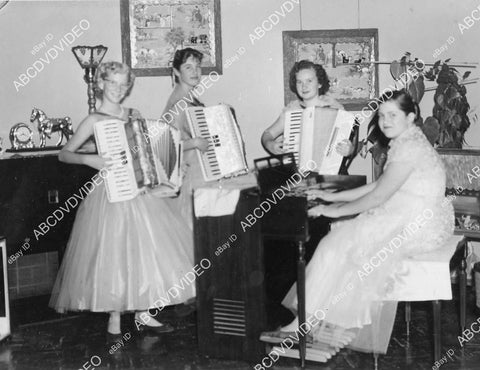 crp-02318 1950's all girl garage band w 3 acordeons and an organ crp-02318