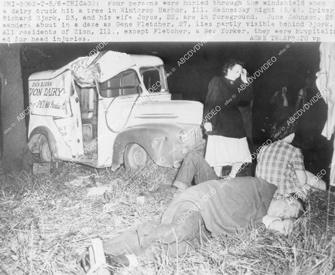 crp-02407 1940's traffic accident scene news photo Ice Cream Dairy Truck hits tree 4 go through windshield Zion Ill crp-02407