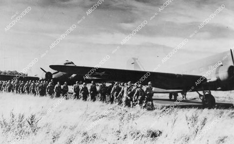crp-02578 1942 WWII photo North Ireland US paratroopers training live C-47 jump crp-02578