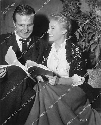 crp-02874 1959 candid Eric Fleming, Kathleen Crowley go over script film Curse of the Undead crp-02874