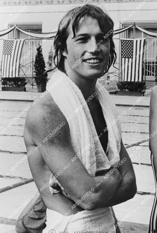 crp-03406 1978 shirtless Andy Gibb by the swimming pool crp-03406