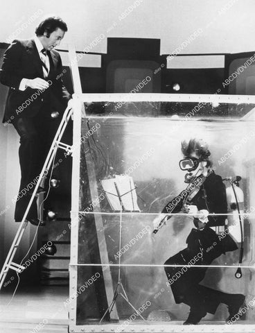 crp-03563 1975 David Frost, Mark Gottlieb underwater violinist TV Guinness Book of World Records crp-03563