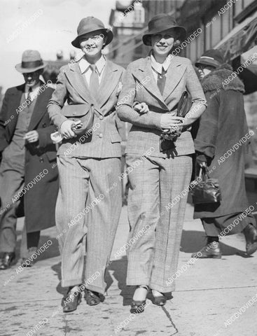 crp-00359 1933 news photo women in suits Sarah Williams Minnie Stephens in their Marlene Dietrich suits crp-00359