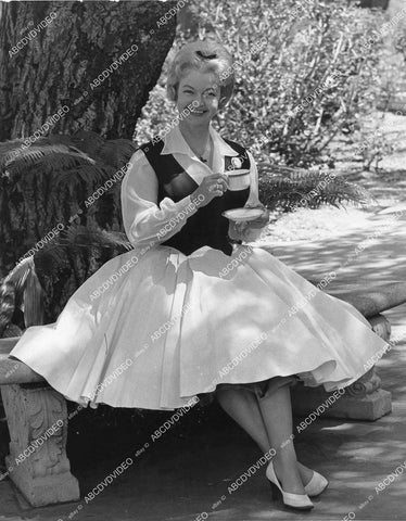 crp-03606 1960's Dale Evans enjoys cup of tea under a tree crp-03606