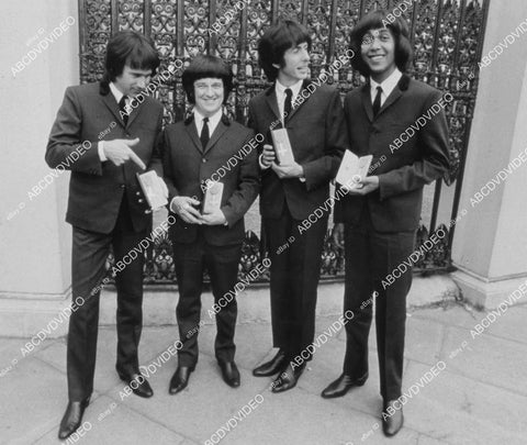 crp-03680 1978 Neil Innes, John Halsey, Eric Idle, Rikki Fataar mocumentary film The Rutles All You Need Is cash crp-03680