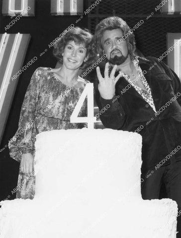 crp-03702 1977 music Helen Reddy & Wolfman Jack TV Midnight Special 4th birthday cake crp-03702