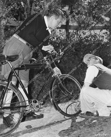 crp-03721 1950 music singer Ezio Pinza has flat tire on bicycle and gets help crp-03721