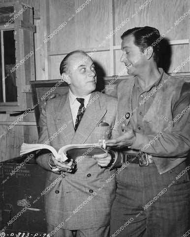 crp-03749 1948 Robert Young and Eugene B Rodney on set film Relentless crp-03749