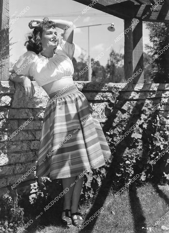 crp-03805 1941 Dorothy Comingore at RKO Studios displays new summer fashion crp-03805
