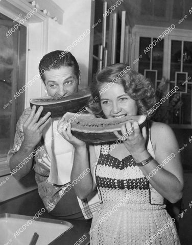 crp-03883 1949 Bob Cummings and wife Mary Elliott eat a slice of watermelon crp-03883