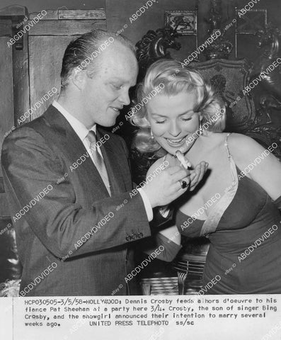 crp-03905 1958 Dennis Crosby feeds hors d'oeuvres to fiance Pat Sheehan crp-03905