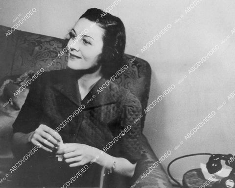 crp-04024 1938 Louise Campbell demos 2 minute hairdo while on telephone crp-04024