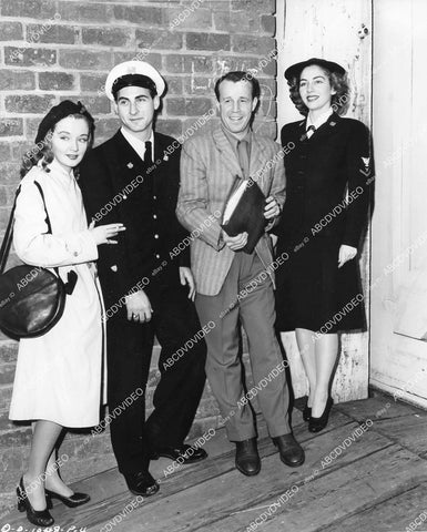 crp-04058 1945 candid Nina Foch, Bud Boetticher, Sid Caesar, Coralee Burson on set Escape in the Fog crp-04058