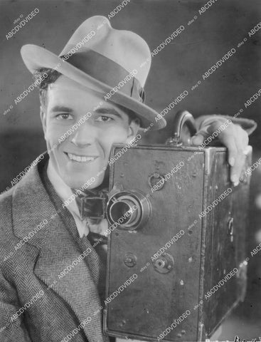crp-04603 1928 Nick Stuart leaning on his newsreel camera silent film News Parade crp-04603