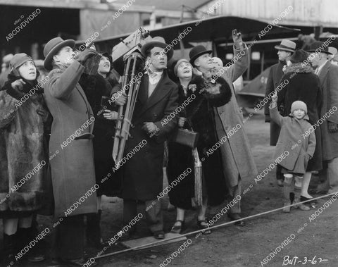 crp-04630 1928 Nick Stuart and cast look skyward silent film News Parade crp-04630
