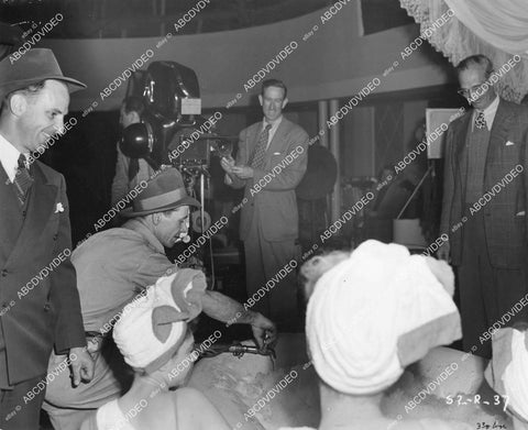 crp-00484 1944 director Tim Whelan & crew get bubble bath ready for Gloria DeHaven film Step Lively crp-00484