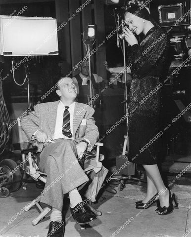 crp-05084 1945 candid Adele Jergens takes picture of Alexander Hall on set She Wouldn't Say Yes crp-05084