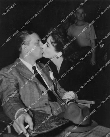 crp-05088 1942 candid Joan Crawford kisses Alexander Hall on set film They All Kissed the Bride crp-05088