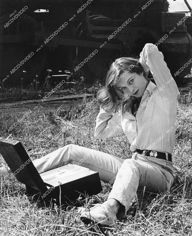crp-05276 1961 lovely Joyce Taylor brushes her hair between scenes film Ring of Fire crp-05276