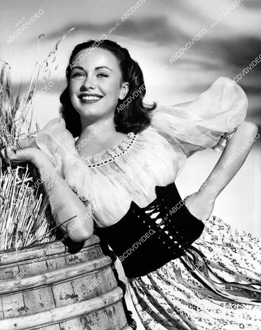 crp-05316 1944 UCLA cutie Jean Sullivan gets Warner Bros studios contract crp-05316