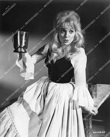 crp-05339 1962 beautiful British beermaid Pauline Stroud holding up a stein crp-05339