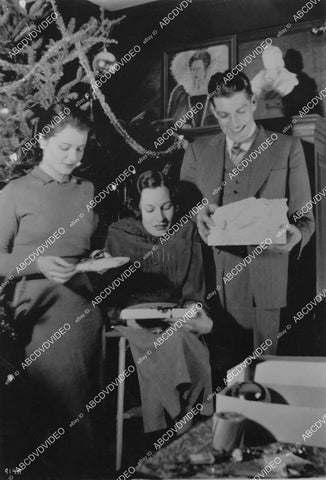 crp-00561 1938 candid Ruth Hussey goes home for Christmas visits w friends Ed & Helen Conway crp-00561
