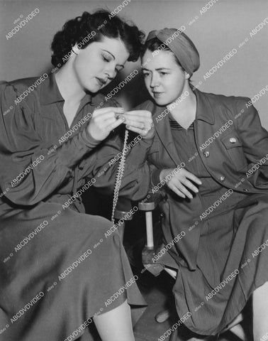 crp-00562 1940 candid Ruth Hussey wardrobe girl Jean Shinault tat & chat film Flight Command crp-00562