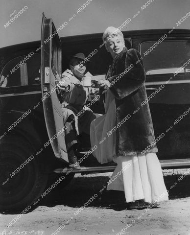 crp-05811 1945 candid Ray Rennahan & Adele Jergens film A Thousand and One Nights crp-05811
