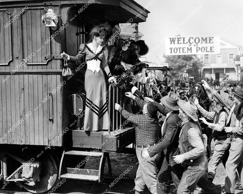 crp-06123 1943 Ann Savage getting off the train film Klondike Kate crp-06123