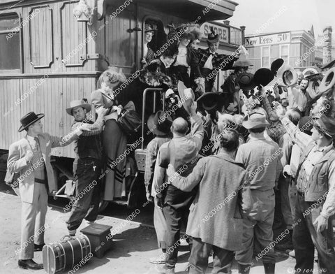 crp-06125 1943 Ann Savage & the girls getting off the train film Klondike Kate crp-06125