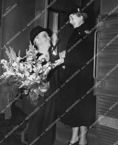crp-06163 1943 Kathleen O'Day greeted at train station by George Morrell film Klondike Kate crp-06163