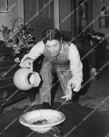 crp-06233 1942 Joe E Brown watering his frog in a bowl film Shut My Big Mouth crp-06233