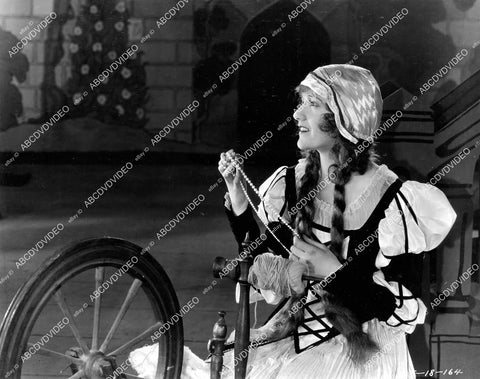crp-06337 1924 photo Constance Talmadge at spinning loom a silent film The Goldfish crp-06337