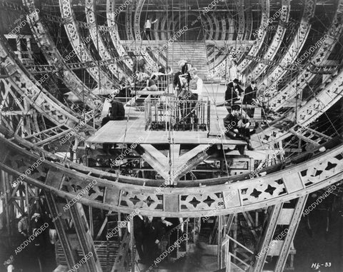 crp-00654 1969 David Hemmings building of the dirigible airship film The Best House in London crp-00654