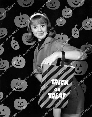 crp-06571 1964 pretty Debbie Watson ready for Halloween w her Trick or Treat bag TV Karen crp-06571