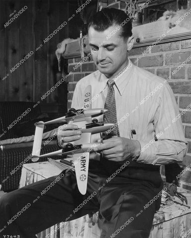 crp-00690 aviation Lockheed engineer Bop Basola makes scale model P-38 Lightning w moving parts crp-00690