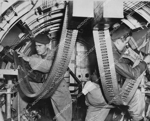 crp-00692 1942 WWII news photo B-17 Flying Fortress side gunners inspect gun belts and machine guns crp-00692