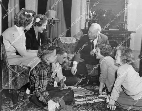 crp-00697 1944 news photo Calif Gov Earl Warren at w family playing game of Monopoly crp-00697