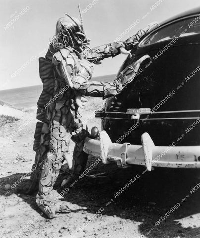 crp-07593 1956 monster attacking the car classic sci-fi film The She-Creature crp-07593